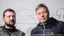 Robert Habeck (Bündnis 90/Die Grünen, r), Bundesminister für Wirtschaft und Klimaschutz, und Wolodymyr Selenskyj, Präsident der Ukraine, stehen nordöstlich von Kiew in einem Schulkeller, in dem Geiseln gehalten wurden vor einer Wand mit Bildern der Gefangenen. Das Dorf Jahidne im Gebiet Tschernihiw erlangte nach dem russischen Einmarsch im vorigen Jahr traurige Berühmtheit. Anfang März eroberten russische Truppen das Dorf und zwangen die verbliebenen rund 350 Einwohner im Keller der örtlichen Schule auszuharren. Zehn Menschen starben aufgrund der unmenschlichen Lebensbedingungen. Über ein Dutzend weitere Dorfbewohner sollen durch die russischen Besatzer ermordet worden sein. +++ dpa-Bildfunk +++