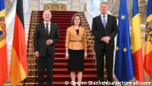 03.04.2023, Rumänien, Bukarest: Bundeskanzler Olaf Scholz (SPD, l-r), Maia Sandu, Präsidentin von Moldau, und Klaus Iohannis (PNL), Präsident von Rumänien, stehen in der Ehrenhalle des Cotroceni-Palastes. Die Bundesregierung hat Moldau im vergangenen Jahr auch militärische Hilfe zugesagt. Foto: Soeren Stache/dpa +++ dpa-Bildfunk +++