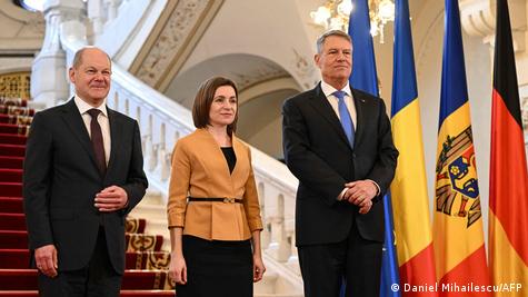 Канцлер Німеччини Олаф Шольц (ліворуч), президентка Молдови Майя Санду ( в центрі) і президент Румунії Клаус Йоганніс (праворуч)