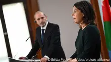 03.04.2023, Berlin: Außenministerin Annalena Baerbock und ihr Amtskollege Aiman al-Safadi (l), Außenminister von Jordanien, geben eine gemeinsame Pressekonferenz. Foto: Britta Pedersen/dpa +++ dpa-Bildfunk +++