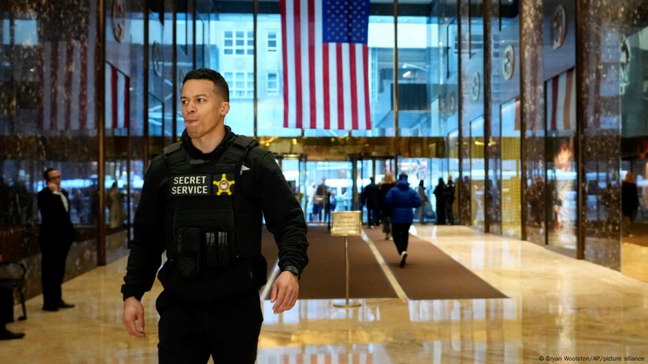 Secret Service, specijalna služba koja se bavi i obezbebeđenjem predsednika, aktuelnih i bivših, kao i njihovih porodica Trump Tower, 3.04.2023.