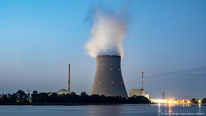 La central nuclear alemana Isar 2 botando vapor.
