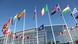 La bandera de la OTAN rodeada de las de los países miembros, frente al edificio de la Alianza en Bruselas. La bandera de la OTAN rodeada de las de los países miembros, frente al edificio de la Alianza en Bruselas.