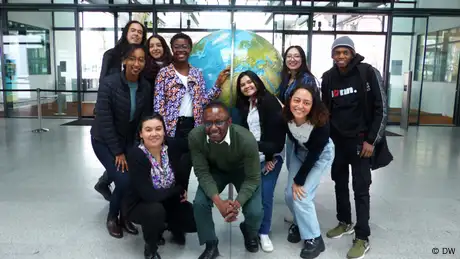  Gruppenfoto Stipendiatinnen und Stipendiaten im IMS-Masterstudiengang der DW Akademie