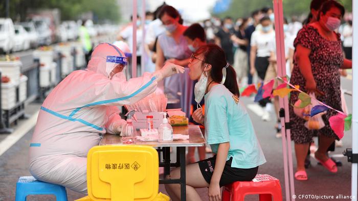 Personal sanitario realiza pruebas PCR en la ciudad de Lianyungang, en la provincia china oriental de Jiangsu.