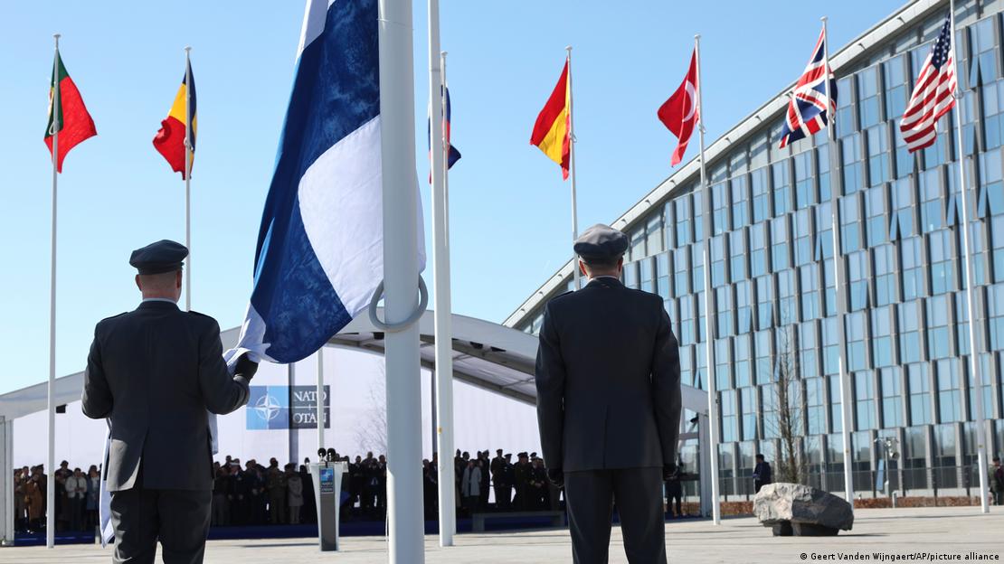 Finlandiya bayrağı Brüksel'deki NATO Karargahı önünde diğer 30 ülke bayrağının yanında göndere çekildi.