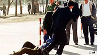 Chinesische Polizei verhaftet Demonstrant