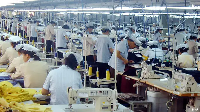 Nordkorea Arbeiterinnen in einer Fabrik Flash-Galerie
