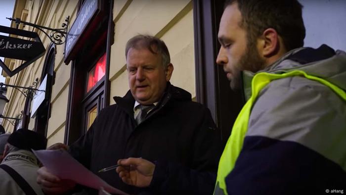 Márton Völgyesi, Aktivist der Organisation aHang, übergibt eine Petition an einen Vertreter der Stadt Debrecen. Márton Völgyesi, Aktivist der Organisation aHang, übergibt eine Petition an einen Vertreter der Stadt Debrecen.