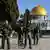 جنود إسرائيليون أمام المسجد الأقصى بالقدس 
