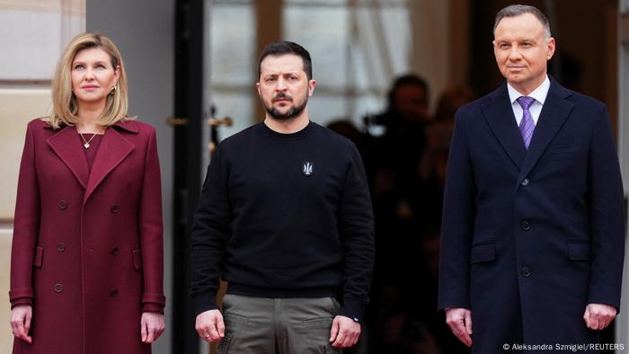 El presidente de Ucrania, su esposa, Olena Zelenska, y el presidente de Polonia, Andrzej Duda, en Varsovia.