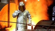 ARCHIV - Ein Stahlarbeiter prüft am 17.03.2017 am Hochofen 8 bei ThyssenKrupp in Duisburg (Nordrhein-Westfalen) die Stahlqualität nach dem Abstich. Betriebsräte und IG Metall rechnen mit grünem Licht bei der bevorstehenden Abstimmung über einen Tarifvertrag zur Fusion der Stahlsparte von Thyssenkrupp mit dem indischen Konkurrenten Tata. «Die Resonanz ist im Großen und Ganzen positiv», sagte der Vertrauenskörperleiter des Stahl-Werks Duisburg, Wittig, am Donnerstag. Foto: Roland Weihrauch/dpa +++ dpa-Bildfunk +++