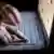 Unas manos sobre el teclado de una computadora portátil pulsando la tecla de borrar en una imagen de archivo.