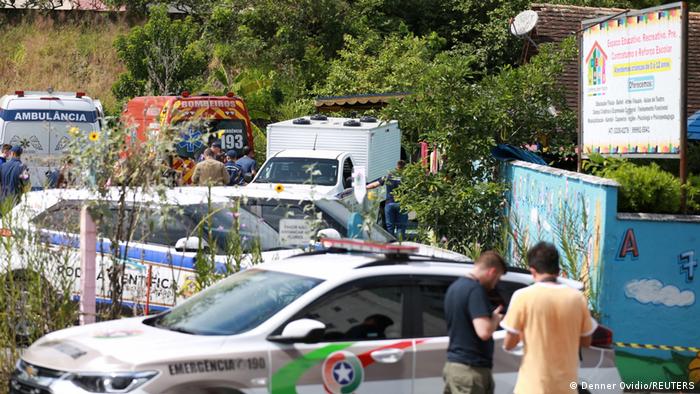 Equipo forense delante de la guardería que fue objeto de un atentado en Blumenau, estado de Santa Catarina, Brasil.