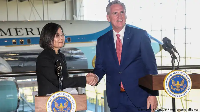 台灣總統蔡英文與美國眾議院議長麥卡錫會面後，在里根總統曾搭乘的飛機前召開記者會