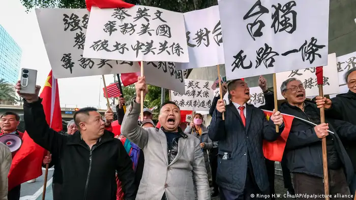 反對蔡英文訪美的中國僑民在洛杉磯的飯店外抗議