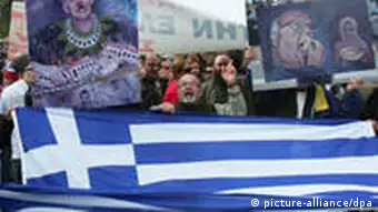 ARCHIV - Demonstranten in Athen halten griechische Flaggen und Plakate mit Karikaturen des griechischen Ministerpräsidenten George Papandreou (l) und des Vize-Präsidenten Thodoros Pangalos hoch (Archivfoto vom 23.02.2011). Ungeachtet der nahenden neuen Hilfsaktion für den Schuldensünder Griechenland machen die Gewerkschaften dort abermals mobil. Im Zentrum Athens und anderer Städte des Landes sind am 11.05.2011 wieder umfangreiche Streiks gegen die harte Sparpolitik geplant. Foto: Simela Pantzartzi/EPA +++(c) dpa - Bildfunk+++