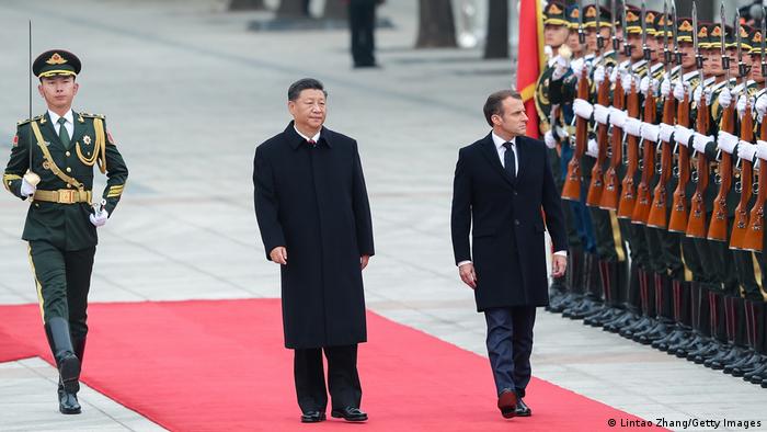 Emmanuel Macron junto a Xi Jinping durante la ceremonia de bienvenida.