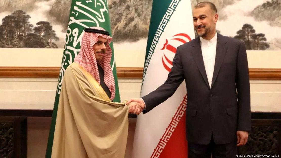 Reunión de los ministros de Asuntos Exteriores de Irán y Arabia Saudí, Hossein Amir Abdollahian (derecha) y el príncipe Faisal bin Farhan Al Saud, en Pekín, abril de 2023. Reunión de los ministros de Asuntos Exteriores de Irán y Arabia Saudí, Hossein Amir Abdollahian (derecha) y el príncipe Faisal bin Farhan Al Saud, en Pekín, abril de 2023.