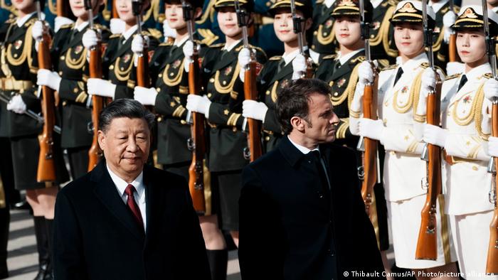 Xi Jinping y Emmanuel Macron pasean ante soldados chinos.