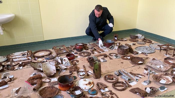 历史学家正在对华沙犹太隔离区地下挖掘出的文物进行分类甄别。