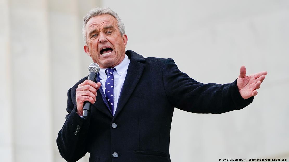 Robert Kennedy Jr. mit einem Mikrofon in der rechten Hand 