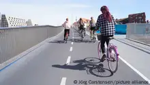 ARCHIV 2022 *** Radfahrer sind auf einem Radweg auf einer Fahrradbrücke und einer Fußgängerbrücke unterwegs. Kopenhagen gilt als Weltfahrradhauptstadt. Das Jahr 2022 war vom Parlament offiziell zum Jahr des Fahrrads erklärt worden.