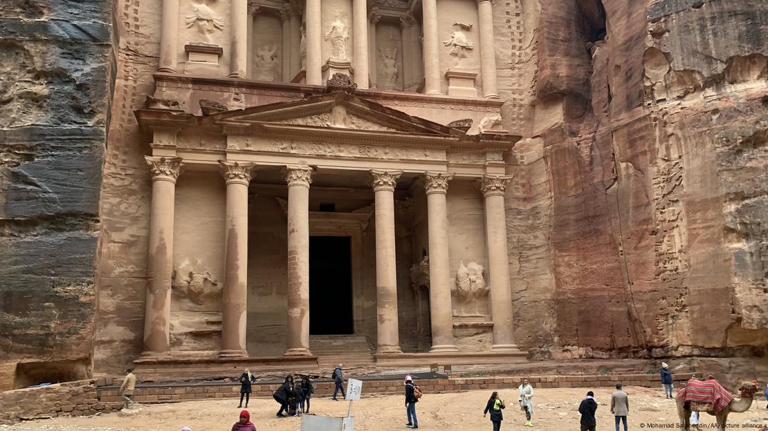 Last year, over 900,000 people visited Petra, most of them non-Arabs