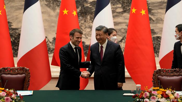 习近平4月6日在北京会晤来访的法国总统马克龙