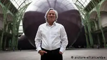 epa02725821 Indian-born British artist Anish Kapoor poses in front of his Monumenta 2011 exhibit, entitled Leviathan, at the Grand Palais in Paris, France, 10 May 2011. The installation is presented in the nave of the Grand Palais for the Monumenta 2011 exhibition until 23 June. EPA/ETIENNE LAURENT +++(c) dpa - Bildfunk+++