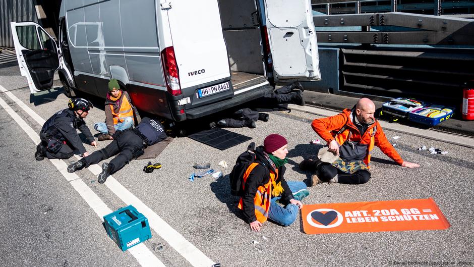 Activistas climáticos bloquean puntos clave de tráfico en Hamburgo – DW – 06/04/2023