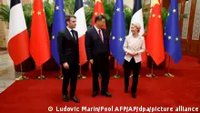 Emmanuel Macron (l-r), Präsident von Frankreich, Xi Jinping, Präsident von China, und Ursula von der Leyen, Präsidentin der Europäischen Kommission, stehen für ein offizielles Foto vor ihren Gesprächen in Peking zusammen. +++ dpa-Bildfunk +++