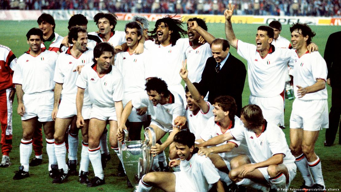 El AC Milan celebra con la Copa de Europa tras su victoria por 4-0: (fila de atrás, de izquierda a derecha)?, Franco Baresi, Carlo Ancelotti (ligeramente agachado), Pietro Virdis, Ruud Gullit, Frank Rijkaard, Silvio Berlusconi, Mauro Tassotti, Marco van Basten; (primera fila, izq.) Roberto Donadoni, Paolo Maldini, Filippo Galli, Angelo Colombo, Alessandro Costacurta (frente)