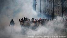 06/04/2023 06.04.2023, Frankreich, Lyon: Gewerkschaftsmitglieder stehen während einer Demonstration inmitten von Tränengas. Hunderttausende von Menschen werden erwartet, um den elften Tag des landesweiten Widerstands gegen einen Regierungsvorschlag zur Anhebung des Renteneintrittsalters von 62 auf 64 Jahre zu erleben. Foto: Laurent Cipriani/AP/dpa +++ dpa-Bildfunk +++