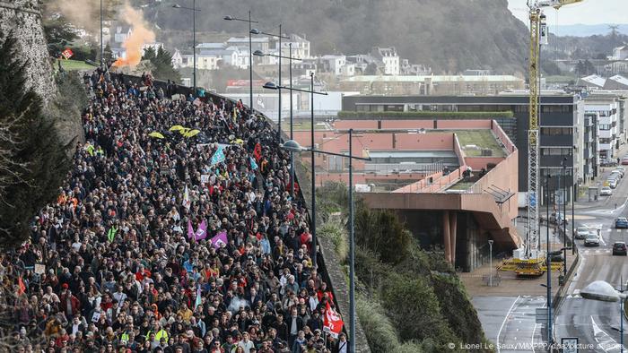 Auf einer Küstenstraße in Brest, Frankreich, drängen sich Protestierende gegen die Rentenreform