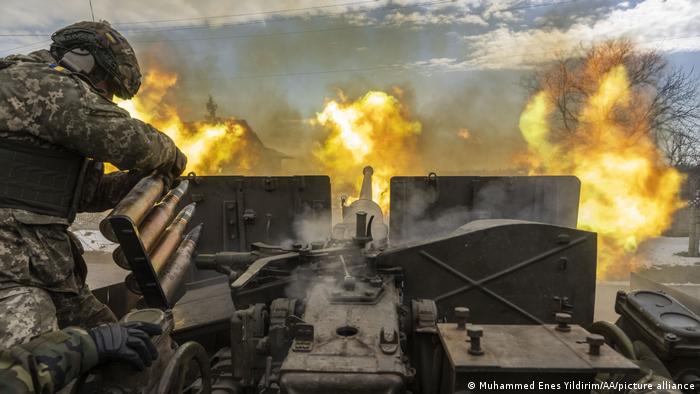 Un soldado ucraniano dispara contra las posiciones de los invasores en Bajmut.