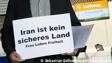 06.04.2023
«Iran ist kein sicheres Land - Frauen Leben Freiheit» steht während einer Demonstration am Flughafen Frankfurt vor den Schaltern der Lufthansa gegen die Beteiligung der Fluggesellschaft an Abschiebeflügen in den Iran auf einem Schild. Zuletzt gab es zwei Flüge mit abgeschobenen Personen in den Iran.