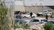 Vehículos parados, agentes de policía y militares en el cruce de Hamra, en la autopista 57. Vehículos parados, agentes de policía y militares en el cruce de Hamra, en la autopista 57.