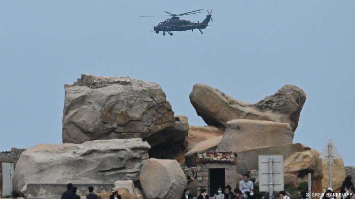 Ein chinesischer Militärhubschrauber fliegt über die in der Taiwanstraße gelegene Insel Pingtan hinweg