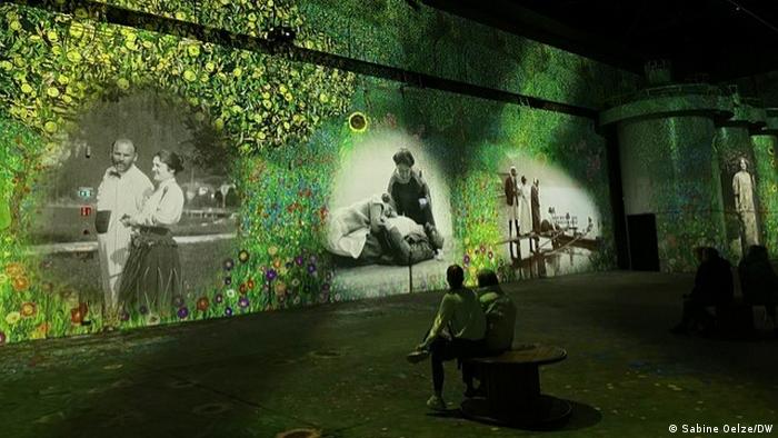 Escenas de la vida de Gustav Klimt proyectadas en las paredes.
