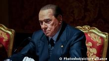 Berlusconi deja cuidados intensivos, pero sigue internado