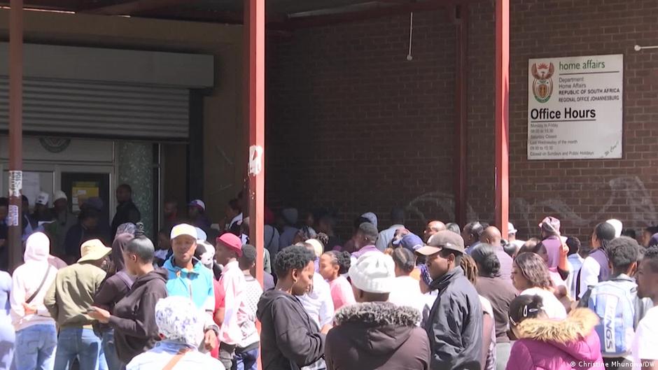 Deadline looms for Zimbabweans in South Africa – DW – 05/31/2023 - Vimarsana News