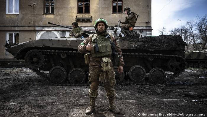 Soldados ucranianos presentan un tanque de guerra ruso destruído. Imagen del 29 de marzo de 2023