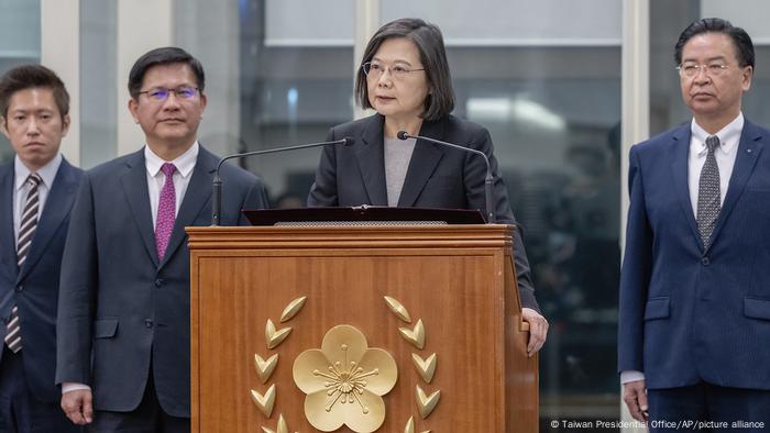 La presidenta Tsai Ing-wen habla desde el atril con gesto decidido. La presidenta Tsai Ing-wen habla desde el atril con gesto decidido.