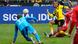 BVB-Angreifer Donyell Malen kommt vor Union-Torhüter Frederik Rönnow an den Ball BVB-Angreifer Donyell Malen kommt vor Union-Torhüter Frederik Rönnow an den Ball