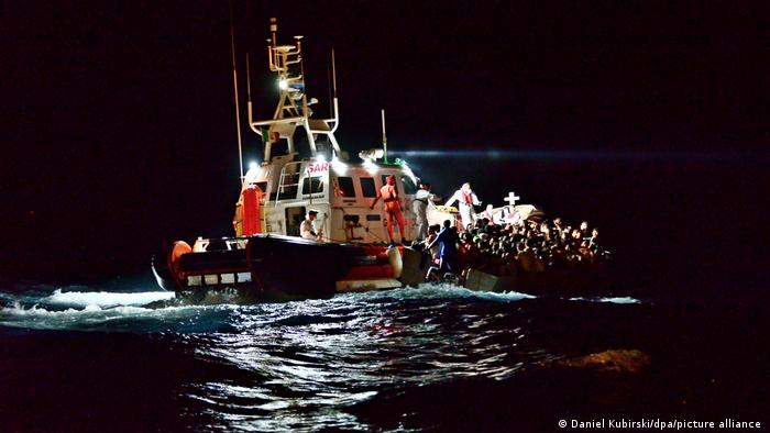 Un buque de la Guardia Costera italiana rescata a más de 100 personas de una embarcación de madera abarrotada.