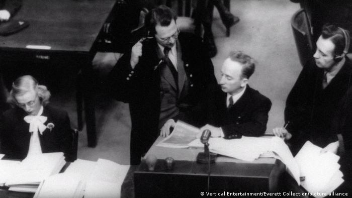 Benjamin Ferencz (zweiter von rechts) im Nürnberger Einsatzgruppen-Prozess 