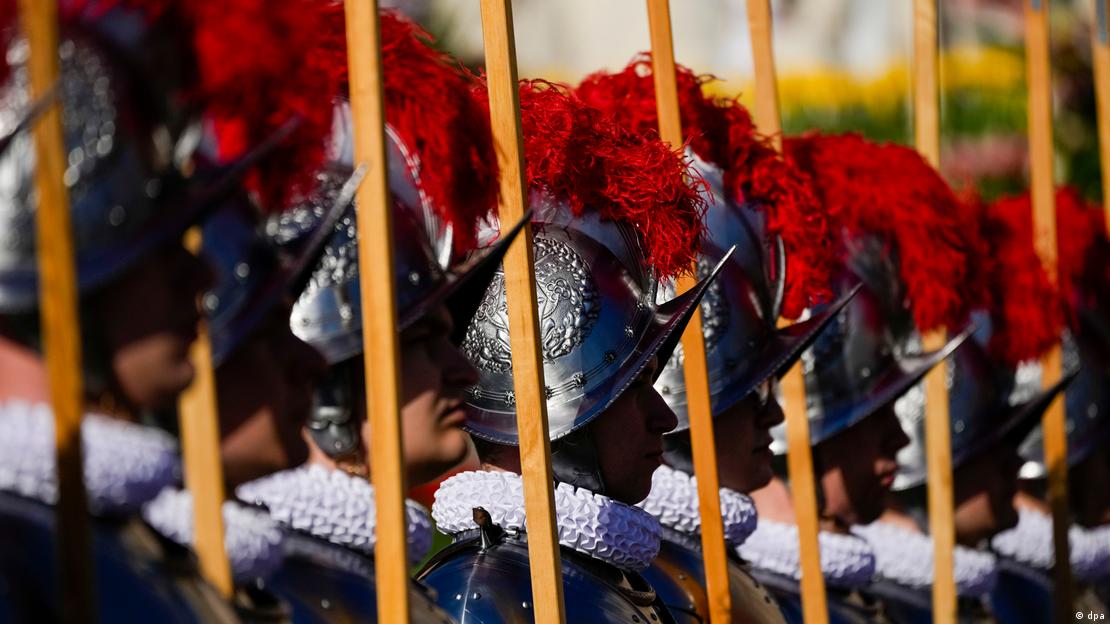 Членове на папската швейцарска гвардия на площад "Свети Петър" във Ватикана