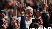 09.04.2023, Vatikan, Vatikanstadt: Papst Franziskus segnet die Gläubigen aus seinem Papamobil auf dem Petersplatz am Ende der Ostermesse. Foto: Alessandra Tarantino/AP/dpa +++ dpa-Bildfunk +++