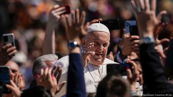 El Papa, saluda a la multitud congregada en la Plaza de San Pedro.